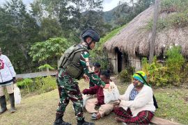 Satgas Yonif 511/DY salurkan 50 paket bahan pokok bagi warga Pirime