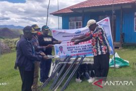 Pemkab Jayawijaya distribusikan alat pertanian bagi kelompok tani di Distrik Bpir