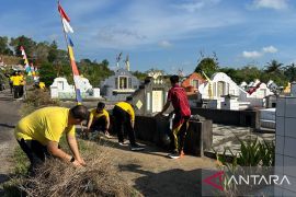 Polres Bangka terjunkan personel bersihkan pemakaman Tionghoa