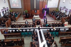 Jemaat GMIM peringati Jumat Agung dan doakan keselamatan Sulut