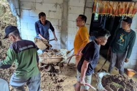 BPBD Tulungagung tangani longsor di Pagerwojo