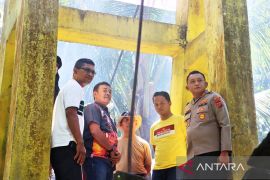 Polri perbaiki jembatan, warga Muaratais Tapsel kembali bernafas lega