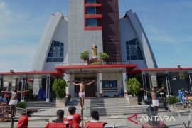 Umat Katolik di Timika gelar tablo penyaliban Yesus Kristus