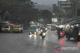 Disparekraf Bandung tekankan kewaspadaan wisatawan saat musim hujan