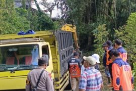 BPBD Tulungagung turunkan alat berat untuk buka akses jalan yang tertutup longsor di Sendang