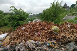 Sampah ilegal di pinggir jalan Lombok Tengah harus dimitigasi