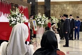 Presiden Prabowo beri penghormatan kepada tiga prajurit gugur dan temui keluarganya