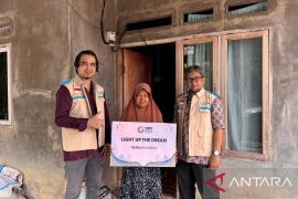 Terang Idulfitri di Rumah Bu Sarina, Dari Numpang Listrik Kini Mandiri Bersama PLN