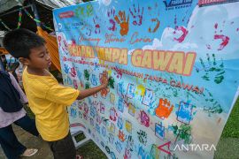 Rekomendasi pengaturan waktu layar yang aman bagi anak