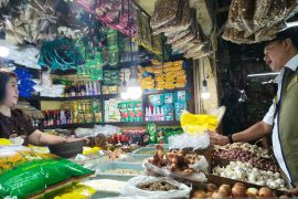 Dirut Bulog pantau langsung harga bahan pangan di Pasar Wonokromo