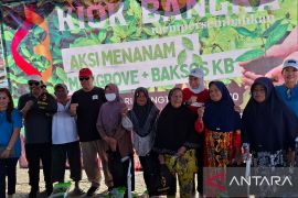 Gubernur Babel-Kiok Bangka bagikan ratusan paket sembako Cheng Beng