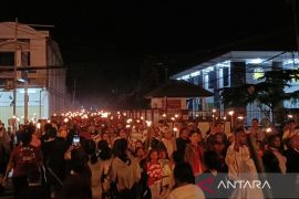 Ribuan jemaat GKI Petrus Waena pawai obor fajar Paskah