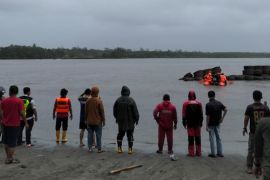 SAR Bengkulu turunkan tim cari nelayan kapal karam