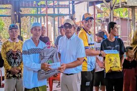 Bupati HSU serahkan bantuan untuk korban kebakaran Babirik Hulu