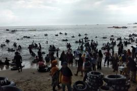 Ribuan wisatawan padati kawasan wisata Pantai Carita