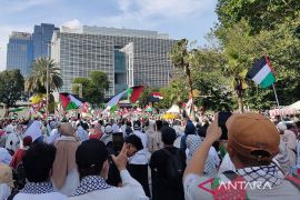 Belasungkawa TNI gugur, ribuan warga ikuti aksi depan Kedubes AS