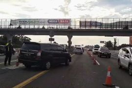 Petugas terapkan contraflow di Tol Jakarta-Cikampek arah Jakarta pada Minggu
