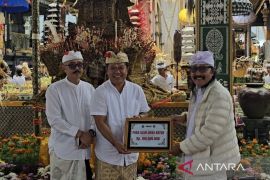 Bupati Bangli serahkan dana punia Rp100 juta di Pura Ulun Danu Batur