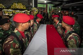 Jenazah Mayor Inf Zulmi Aditya Iskandar tiba di rumah duka