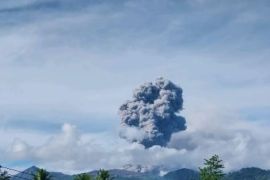 Gunung Dukono erupsi, lontarkan abu vulkanik setinggi 1.600 meter