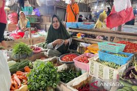 Harga bahan pokok di Pasar Ampera mahal