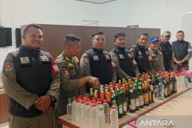 Satpol PP Cianjur sita ratusan miras dari kios berkedok depot jamu,