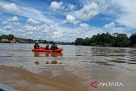 Tim SAR cari satu anggota Polri dan ABK hilang di Sungai Barito wilayah Barut