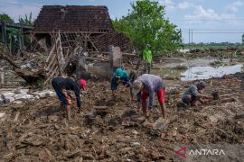 Warga korban banjir bandang Demak mulai kembali ke rumah