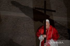 Paus Leo pimpin Jalan Salib di Colosseum Roma