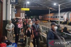 Banjir di Cianjur lumpuhkan jalur rel kereta api