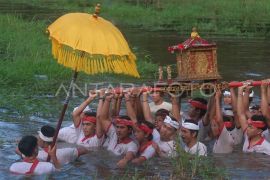 Melihat Tradisi Meyab di Karangasem