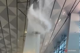 Cuaca ekstrem akibatkan kerusakan atap Terminal Bandara Soetta