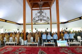 Mahasiswa Poltekkes Kemenkes Surabaya bantu sanitasi di Banyuwangi