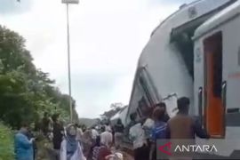 KAI tangani tiga kereta pada rangkaian KA Bangunkarta yang anjlok di emplasemen Stasiun Bumiayu