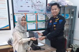 KAI Cirebon mengembalikan barang milik penumpang senilai Rp106,56 juta