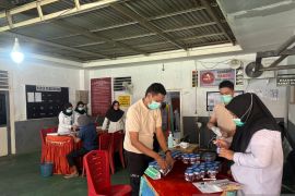 Petugas dan warga binaan Lapas Kelas IIA Gorontalo jalani tes narkoba