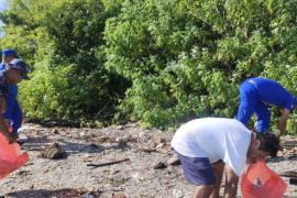 Polairud Polda Maluku angkut 15 kg sampah plastik di Soahuku