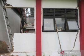 Ruang kelas sekolah rusak berat akibat pergerakan tanah di Pandeglang