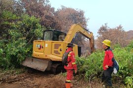 Manggala Agni peroleh alat berat untuk cari sumber air guna padamkan karhutla Bengkalis