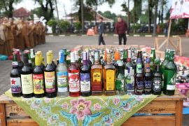 Selamatkan generasi muda, Pemkot Serang musnahkan 2.829 botol miras