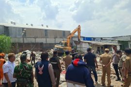 Dijadikan lahan makam baru, Pemkot Jakbar bongkar bangunan di Kamal