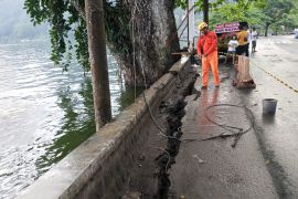 Polisi-BPBD Ponorogo tangani talud ambles di Telaga Ngebel