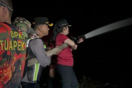 Tim gabungan berjibaku padamkan karhutla di akses Bandara Singkawang