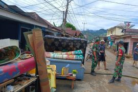 Warga mulai bersihkan sisa lumpur dampak banjir di Lebong, Bengkulu