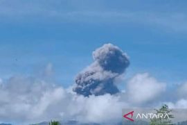 Gunung Dukono erupsi lagi, wisatawan diimbau menjauh
