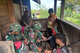Satgas Yonif 136 perkuat layanan kesehatan warga Kalome
