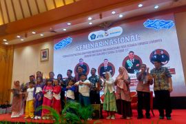 Eskidro Band unjuk kebolehan pada Seminar Nasional di Solo