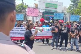 Warga Jombang kritik pembelian seragam DPRD hampir Rp500 juta