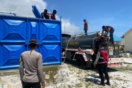Polres Natuna salurkan bantuan air bersih ke masyarakat kampung nelayan Puak
