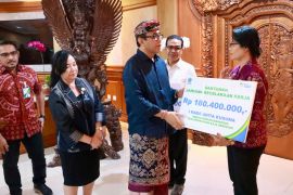 Wali Kota Denpasar salurkan santunan JKK kepada dua ahli waris korban